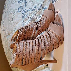 LAST CALL MUST GO Lauren Conrad Spumoni Heeled Ankle Boots size 10 in tan